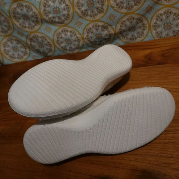 ALLBIRDS White Teddy Bear Wool Sneakers, size 8 - Picture 5 of 8